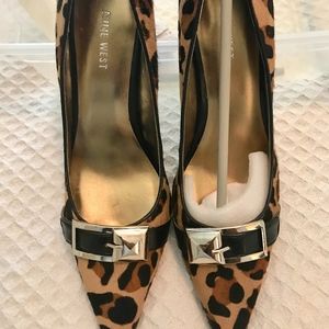 Gorgeous multicolored Nine West Pump